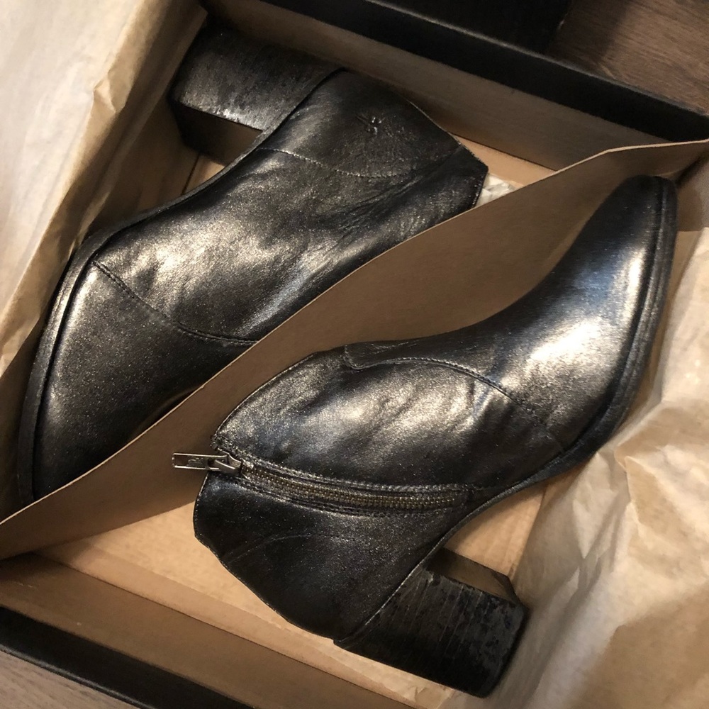 New in Box Frye Nora Zip Short Boots - Picture 4 of 6
